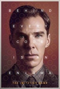 O ator Benedict Cumberbatch está enquadrado em uma foto 3x4, com expressão séria, olhando para a câmera. Aparece apenas um pedaço da gravata, camisa e terno, todos de tom escuro. O fundo da foto também é escuro e a iluminação pega mais no lado esquerdo, fazendo sombra no lado direito.